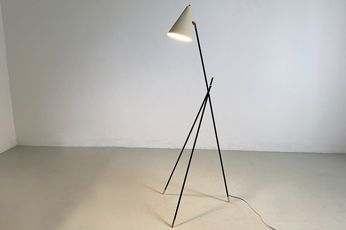 Unique Italian 1950s floor lamp with thin crossed metal rods structure, brass tips and lacquered metal shade. 1950ca.