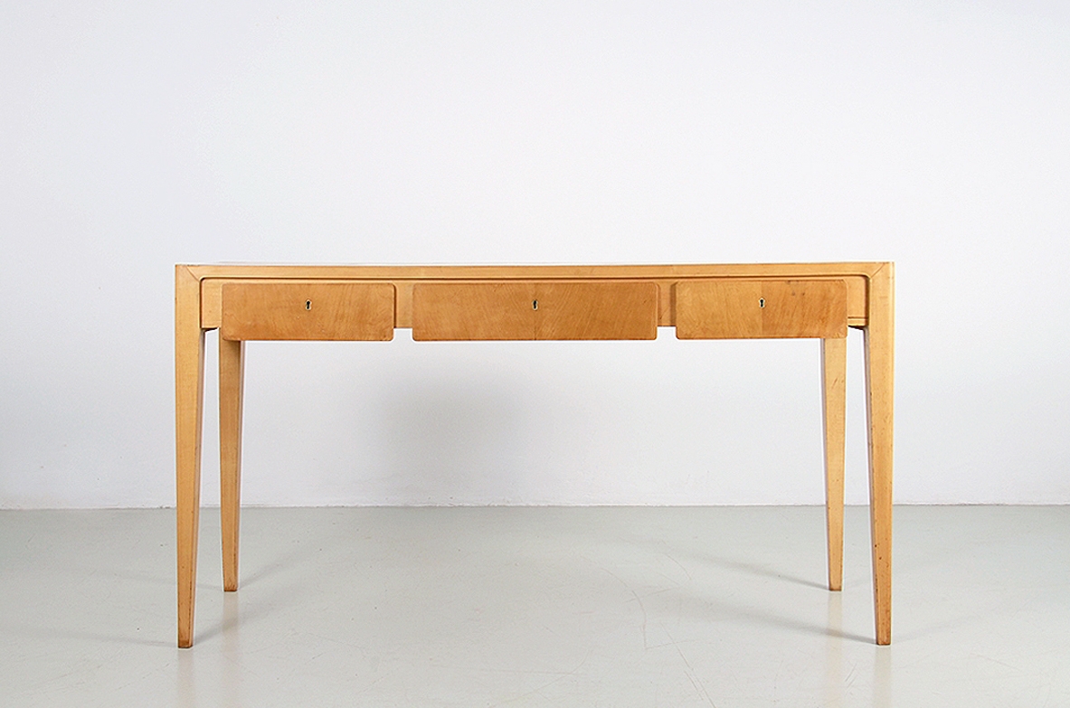 Elegant Italian 1950s console table in maple wood, in the style of Gio Ponti.