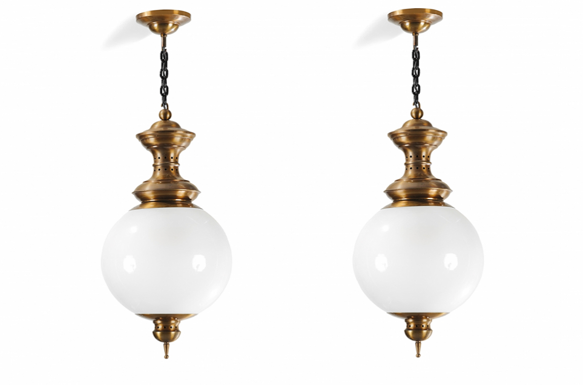 Luigi Caccia Dominioni, splendida coppia di lampade a sospensione in ottone e vetro soffiato. Produzione Azucena, 1950ca.