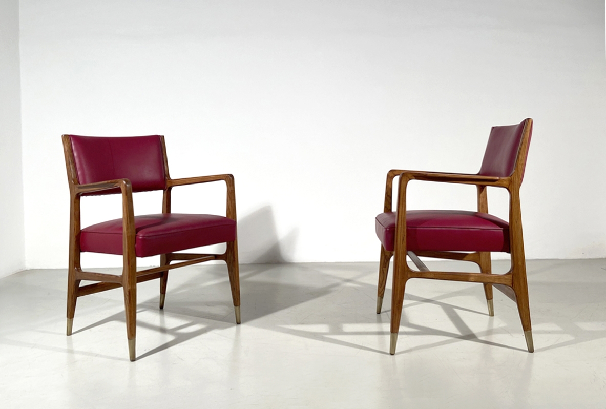 Gio Ponti, due poltroncine in legno con puntali in ottone, seduta e schienale rivestite in ecopelle originale, produzione Cassina 1954.