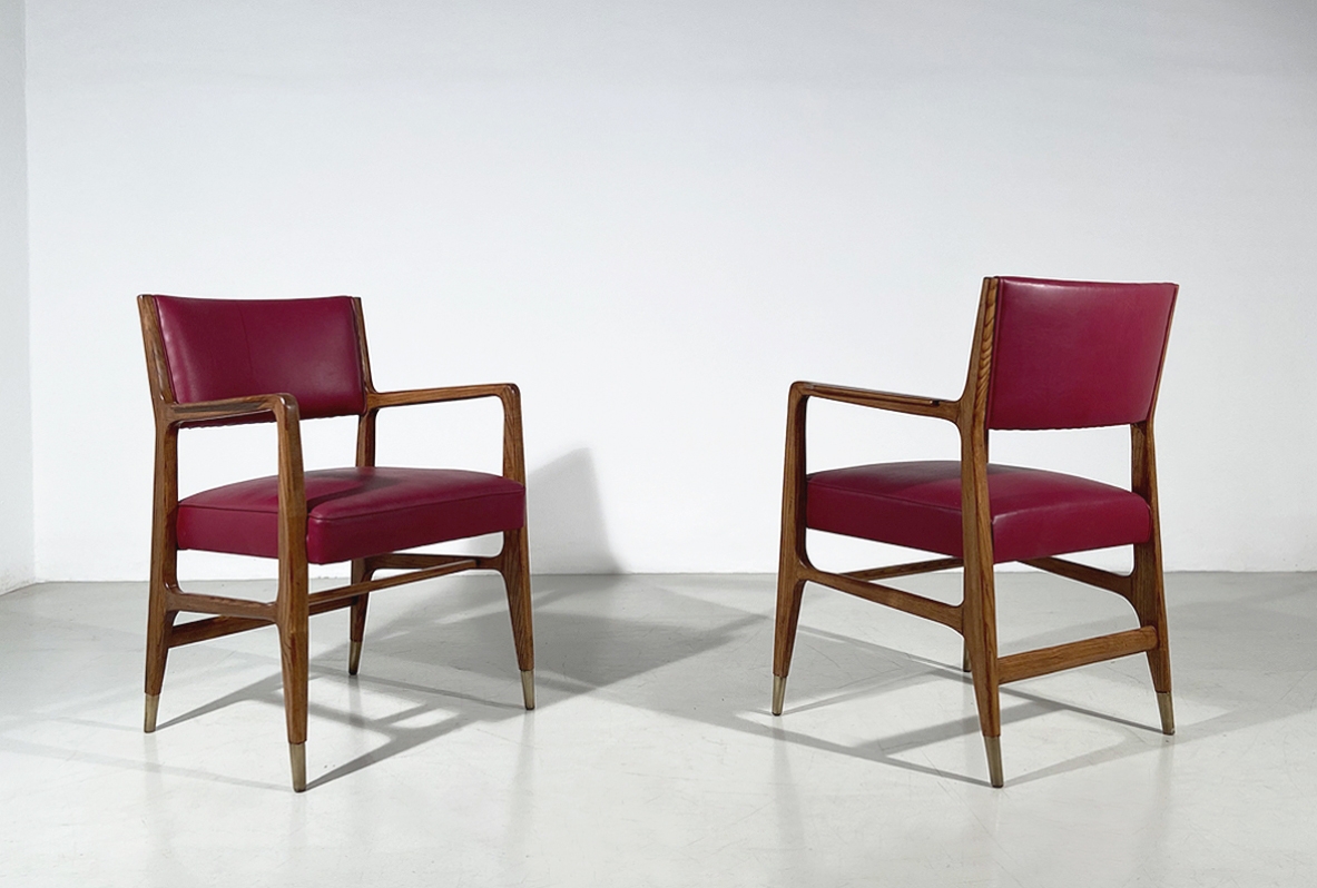 Gio Ponti, due poltroncine in legno con puntali in ottone, seduta e schienale rivestite in ecopelle originale, produzione Cassina 1954.
