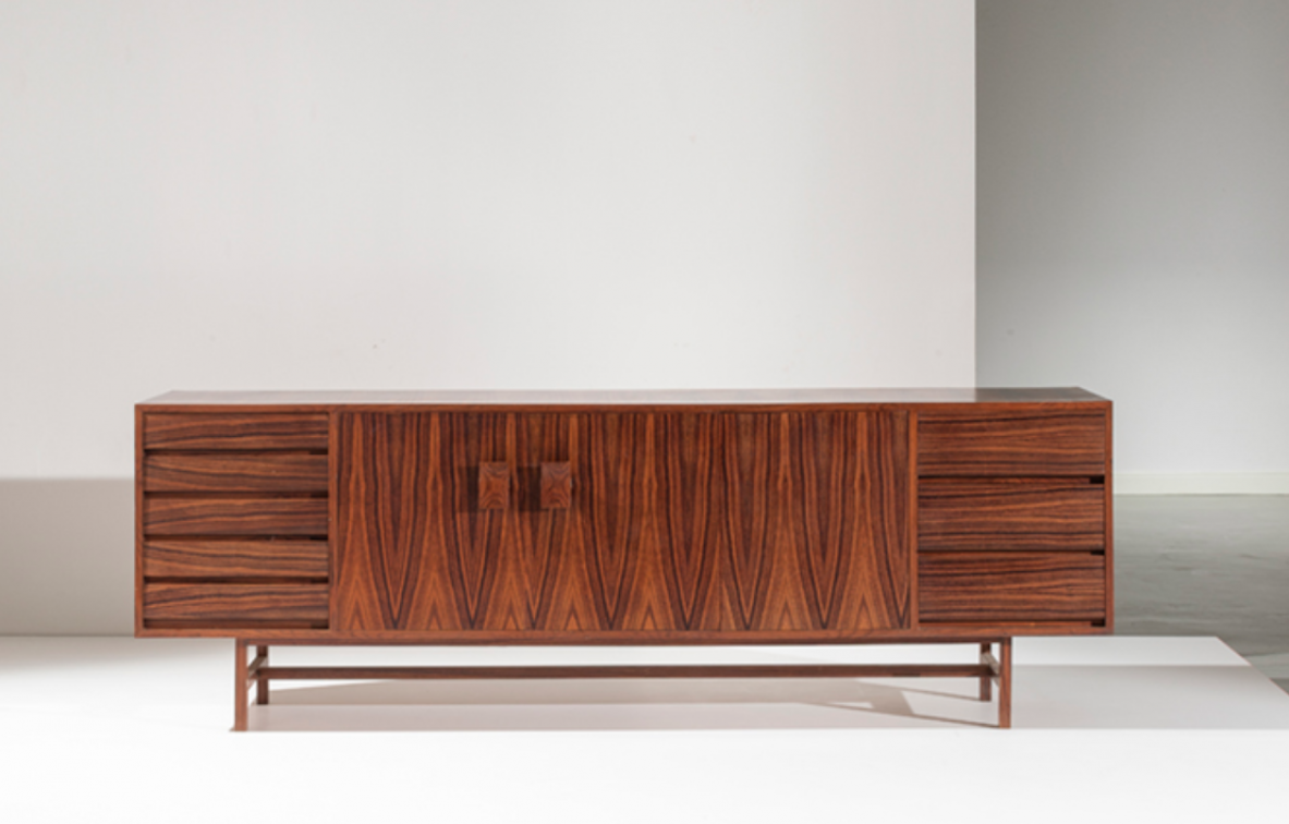 Splendid Italian 1960's sideboard in exotic wood with doors and drawers on both sides, 