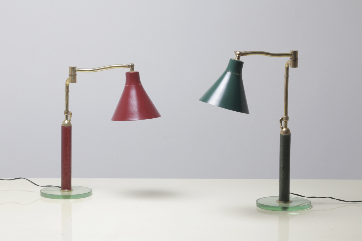 Fontana Arte, pair of red and green reading lights with leather stem and thick cryatal glass base. Attr. Pietro Chiesa, Italy 1930's.