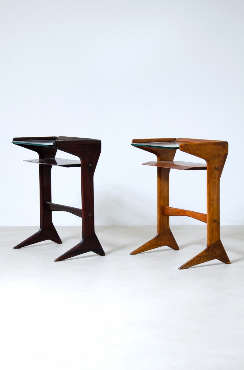 Ico Parisi  Coppia di comodini in legno con piano in vetro molato. Uno in noce biondo e l'altro in legno scuro.