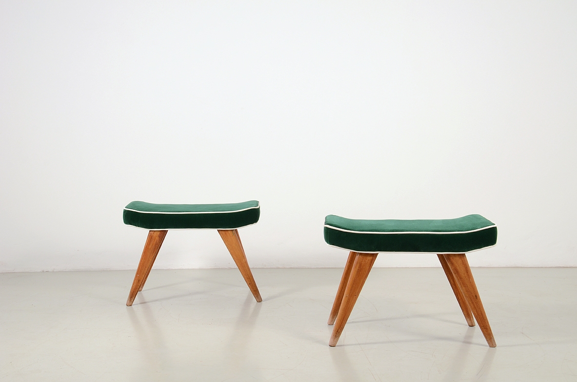 Coppia di piccole sedute in legno e velluto. Manifattura italiana, 1950ca.