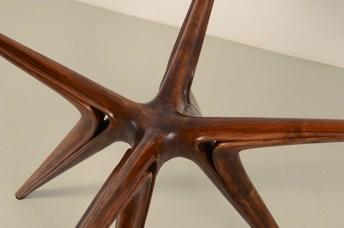 Tavolo da pranzo con struttura a forma organica e piano con fascia in legno e cristallo di grande spessore. Attr. Gianni Vigorelli, 1950ca.