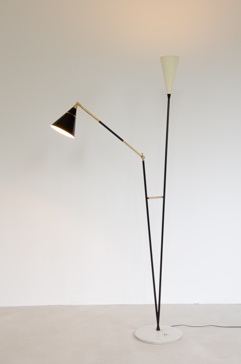 Stilux, lampada da terra con due bracci di cui uno regolabile e paralumi in metallo verniciato, 1950ca.