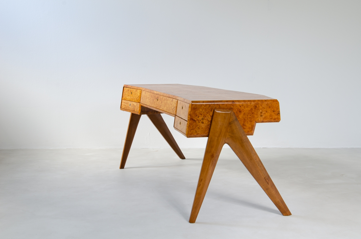 Arturo Roversi, unique 1950's sculptural desk in briar wood with irregular shaped top and tilt front with five drawers. Bibl. F.Grigioni, arredamenti, ill.152, rivista dell'arreamento N.27.
