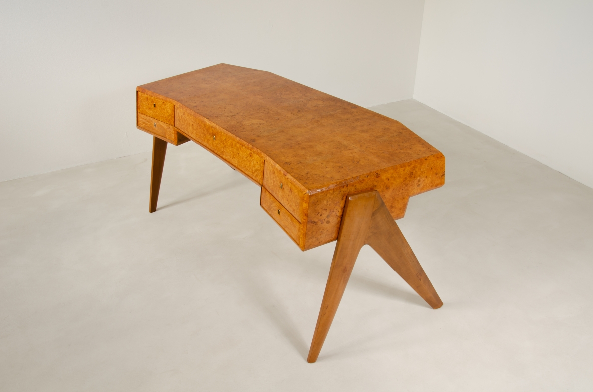 Arturo Roversi, unique 1950's sculptural desk in briar wood with irregular shaped top and tilt front with five drawers. Bibl. F.Grigioni, arredamenti, ill.152, rivista dell'arreamento N.27.