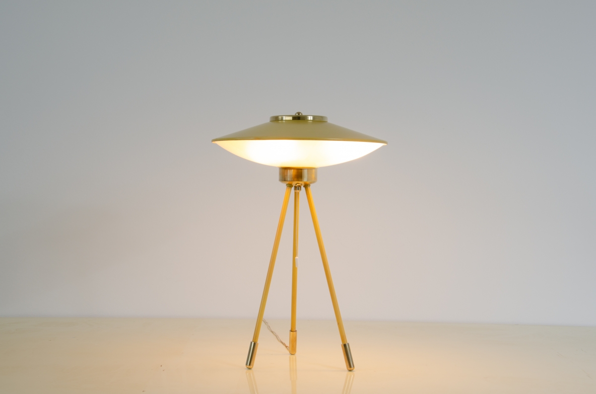 Stilnovo, rara lampada da tavolo con cappello in metallo e ottone e campana in vetro curvato, tre gambe in metallo con puntali in ottone.1950