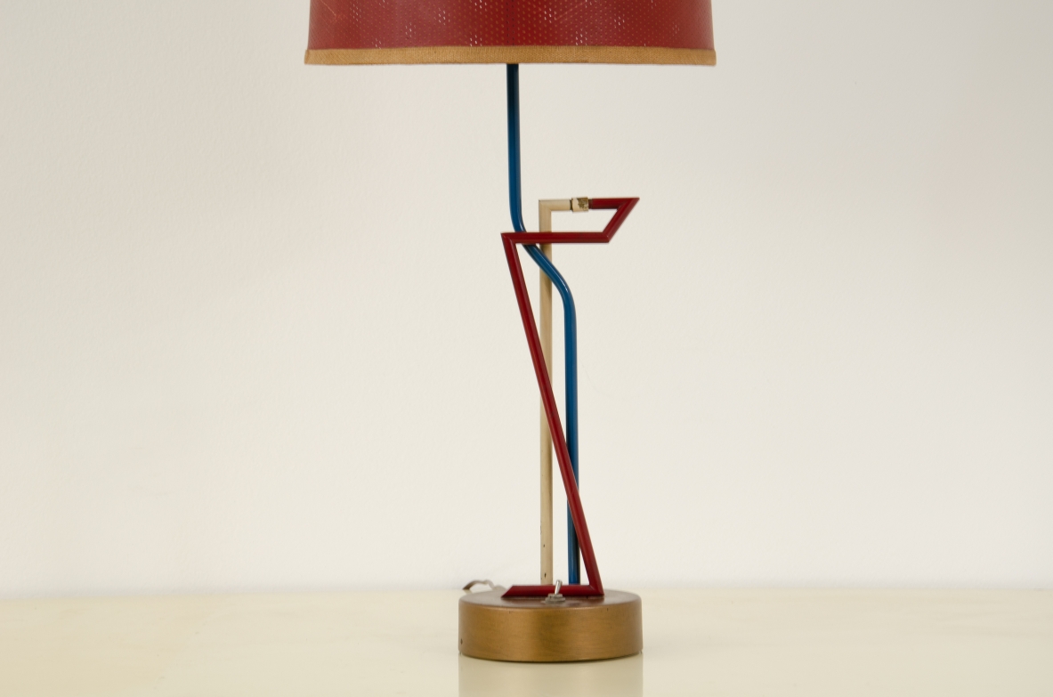 Straordinartia lampada da tavolo con base in ottone e fusto in tondino di metallo a due colori, cappello in carta traforata.   Scuola di Torino 1950ca.