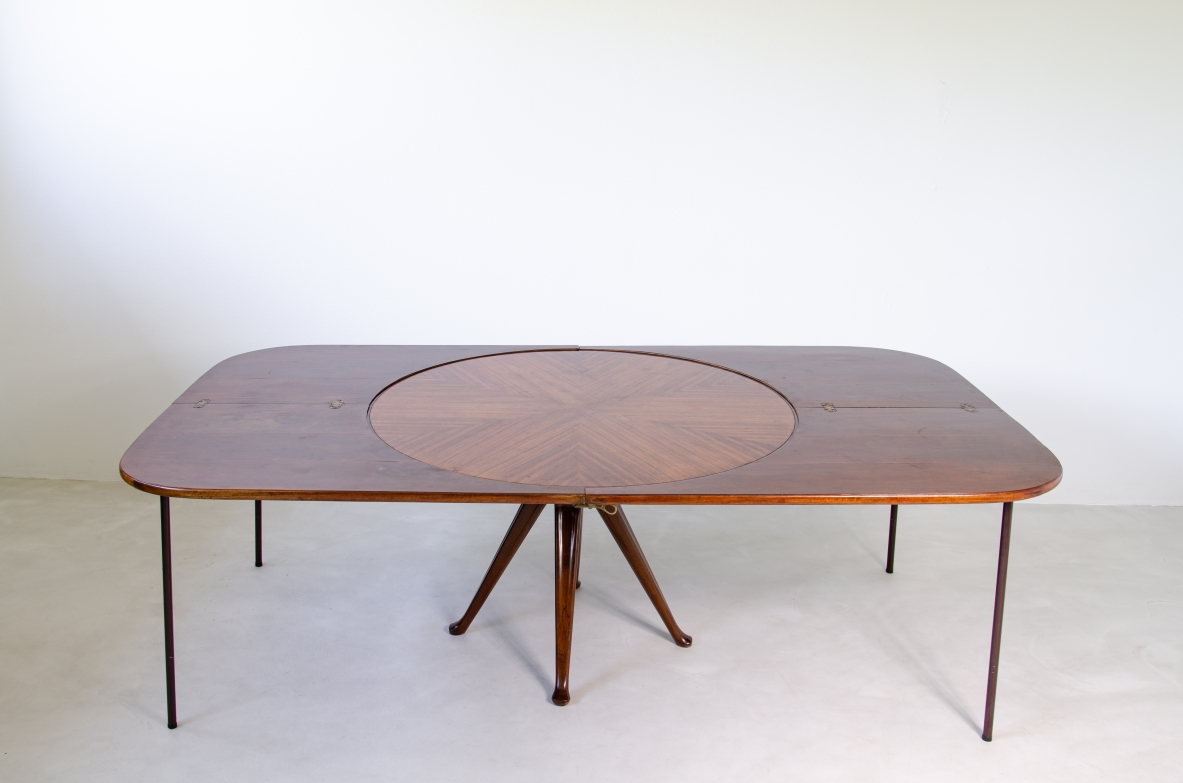 Osvaldo Borsani, splendid round table with extensions, specially produced on commission for Lucio Fontana residence in Milan, 1940's.
