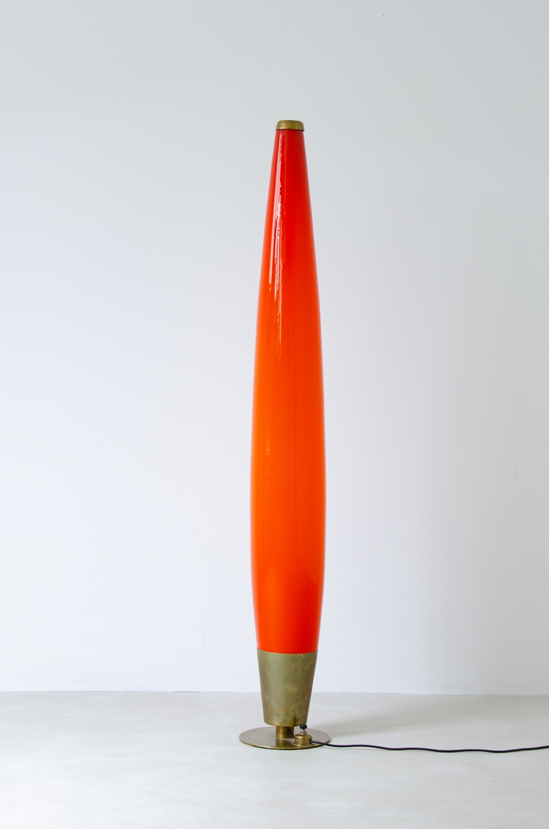 Rara lampada da terra in vetro incamiciato arancione, con base tonda in ottone. Prod. Arredoluce, 1960ca.