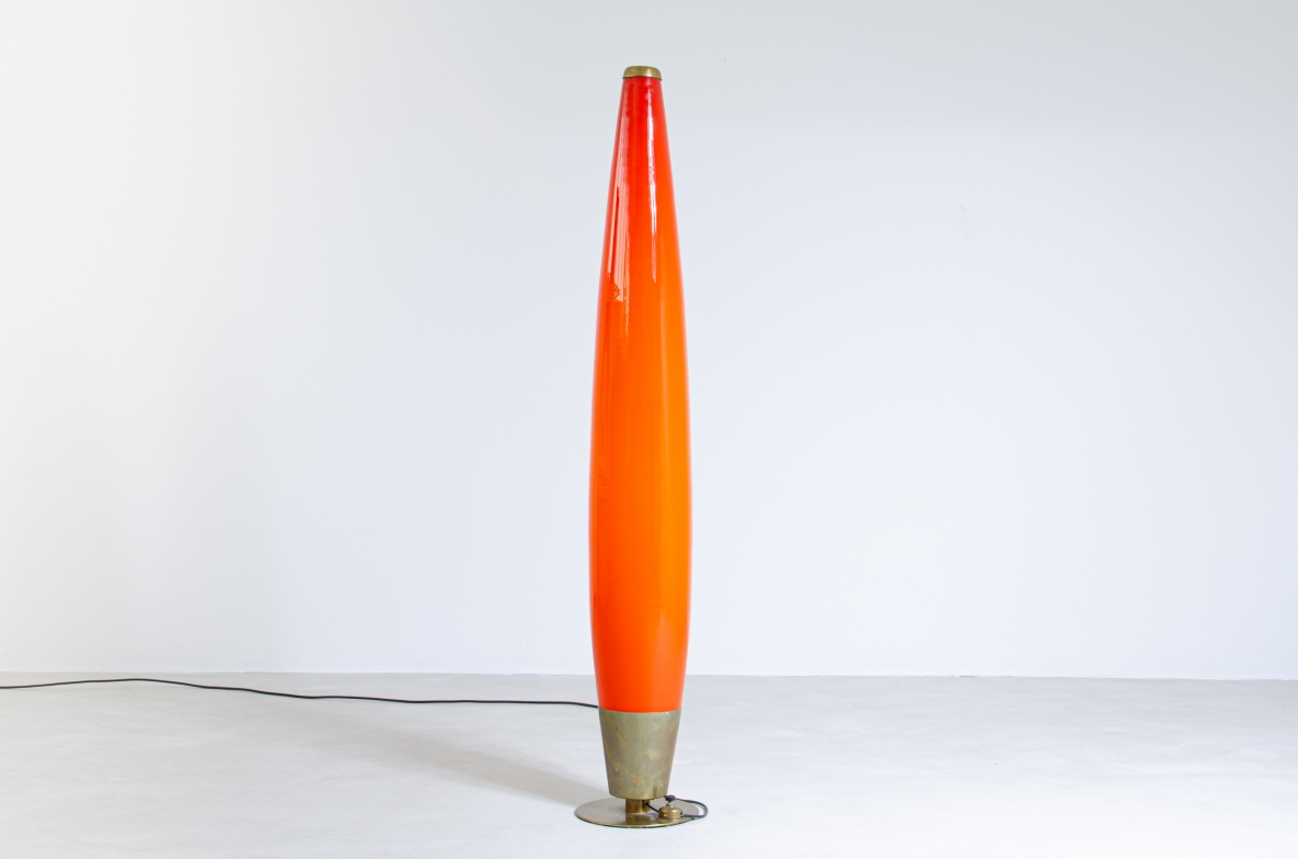 Rara lampada da terra in vetro incamiciato arancione, con base tonda in ottone. Prod. Arredoluce, 1960ca.