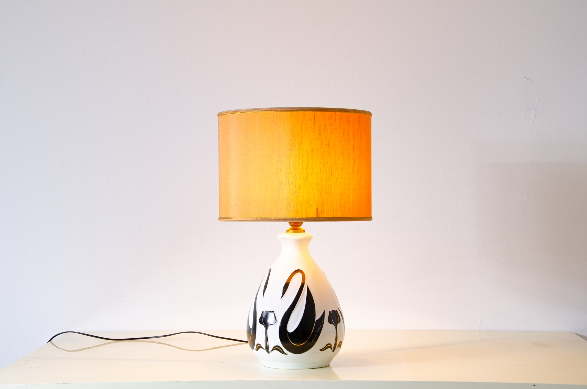 Ettore Sottsass, lampada con base in ceramica dipinta.  Firmata Ettore Sottsass 1962.