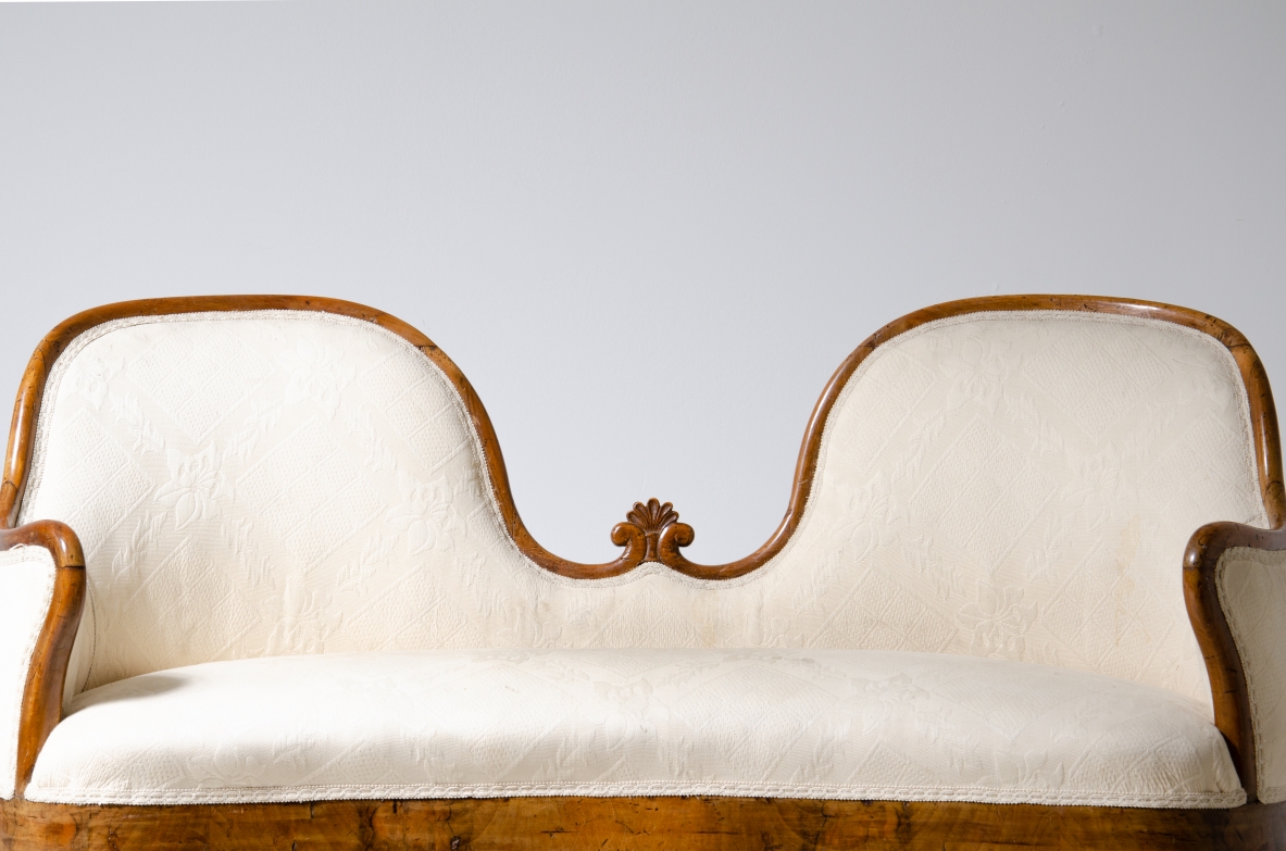 Elegant two-seater sofa in wood and fabric.  Italy, epoque Charles X, around 1830.