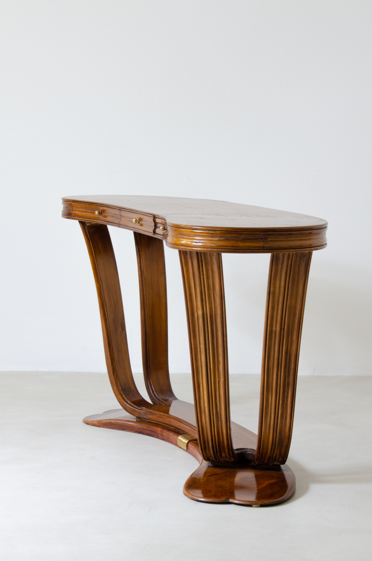 Osvaldo Borsani, elegant table / console in lacquered wood, with glass top and brass structure. Manufactured by Arredamenti Borsani, Italy 1940ca.