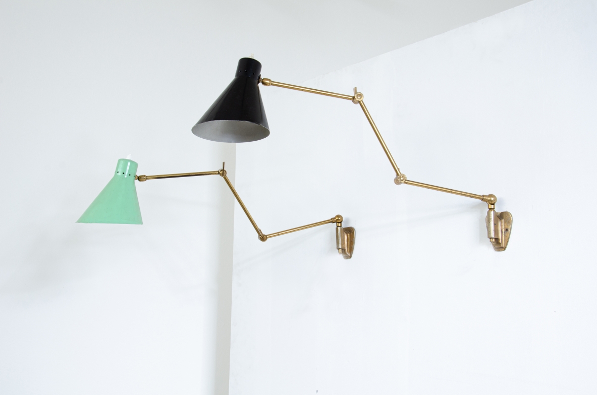 Coppia di lampade a parete con braccio in ottone snodabile e cono inmetallo laccato.  Manifattura italiana anni 50.