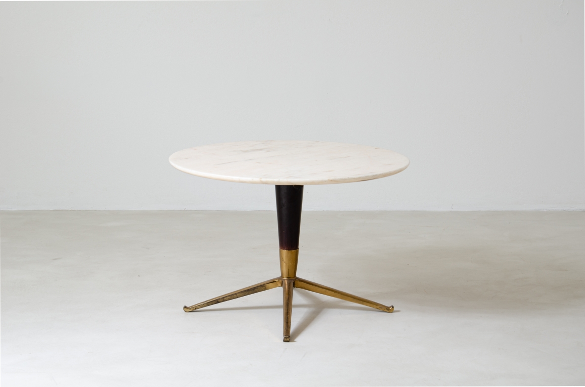 Melchiorre Bega, tavolino con base a quattro razze in ottone, fusto in legno tornito e piano in marmo.  Bega & C.Bologna anni 50.