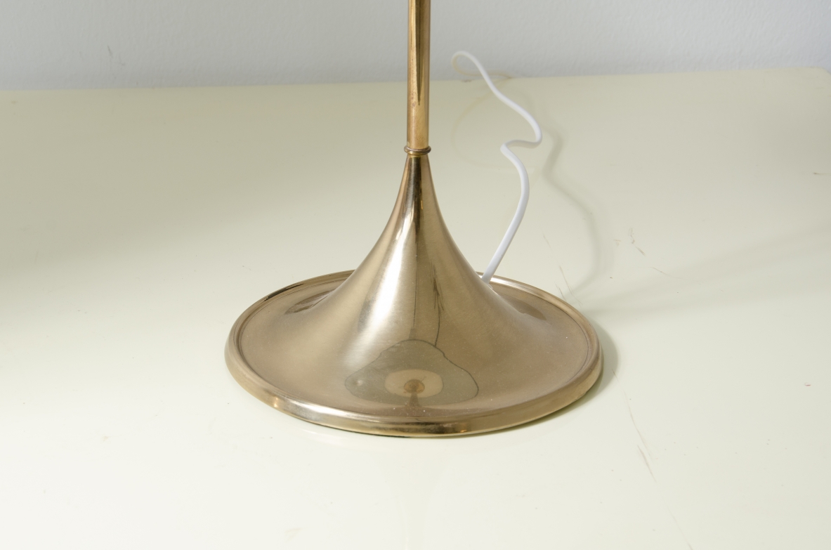 Coppia di lampade da tavolo in ottone con paralume in seta avorio.  Produzione Bergboms, Svezia anni '60.