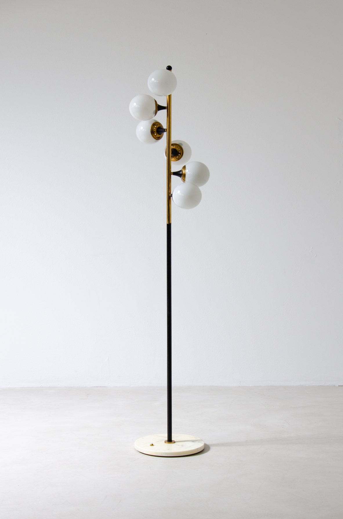 Stilux Milano, lampada da terra con stelo in metallo e ottone, sei luci a sfera in vetro opaline e base in marmo.  Stilux Milano, 1960ca.