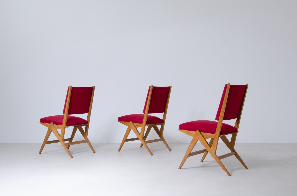Gruppo di sei sedie in rovere rivestite in cotone rosso, Francia, 1950ca.