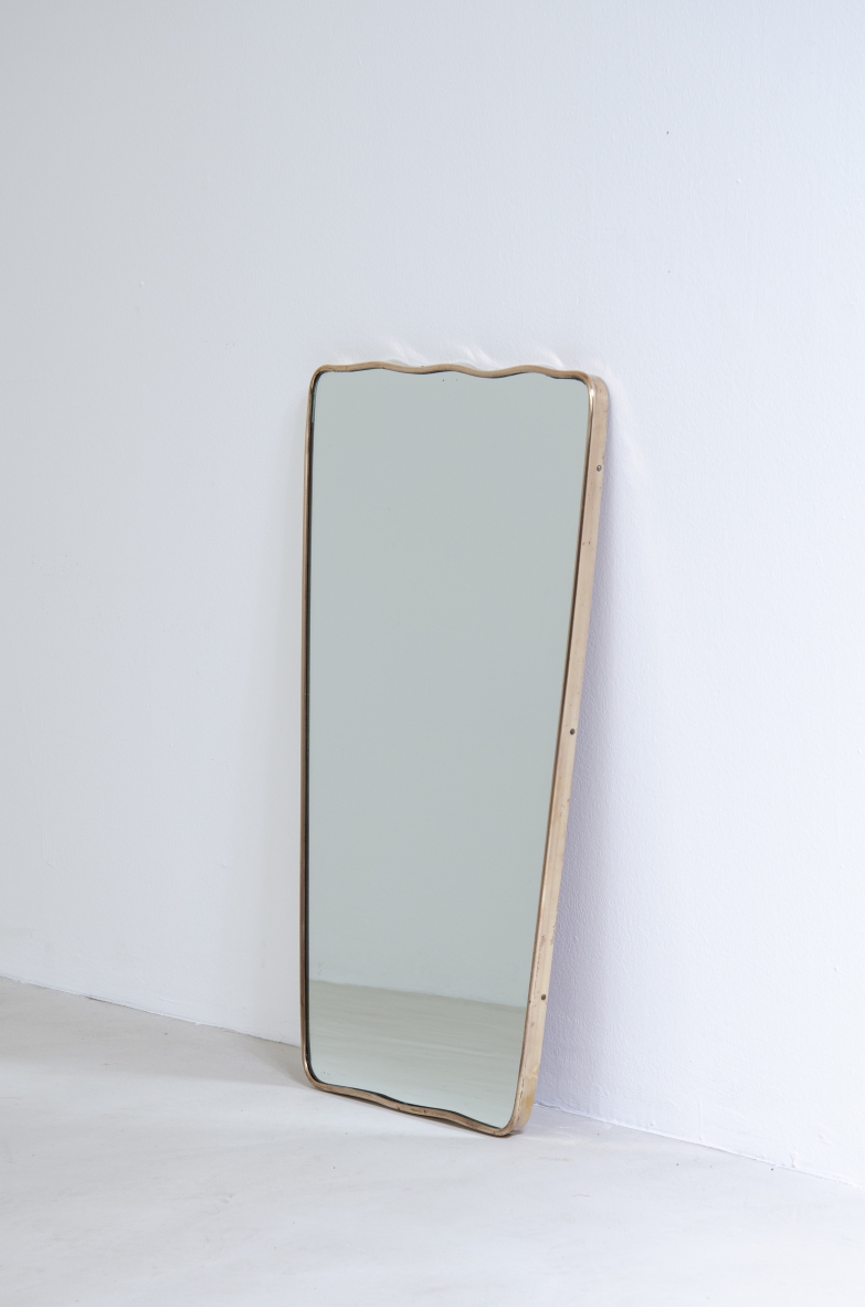 Specchio con cornice in ottone con motivo leggermente ondulato, anni '50.