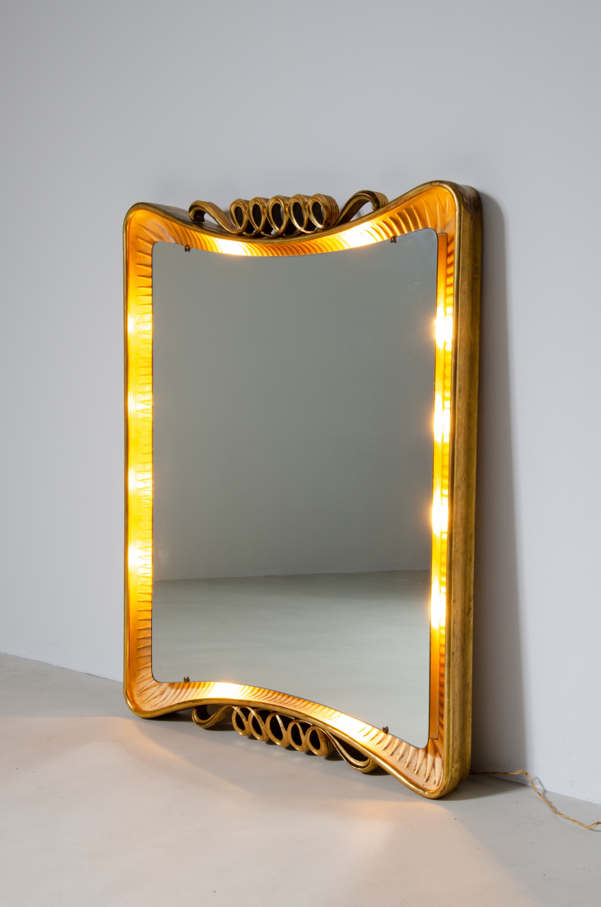 Osvaldo Borsani, rare backlit mirror in gilded wood.  ABV Borsani Varedo manufacture, 1940's.