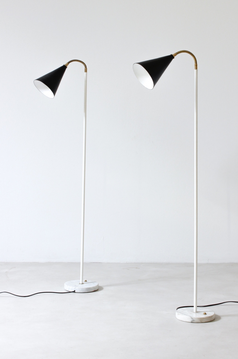 Reading floor lamp with cone diffuser in painted metal and marble base.  Italian manufacture, 1950s.