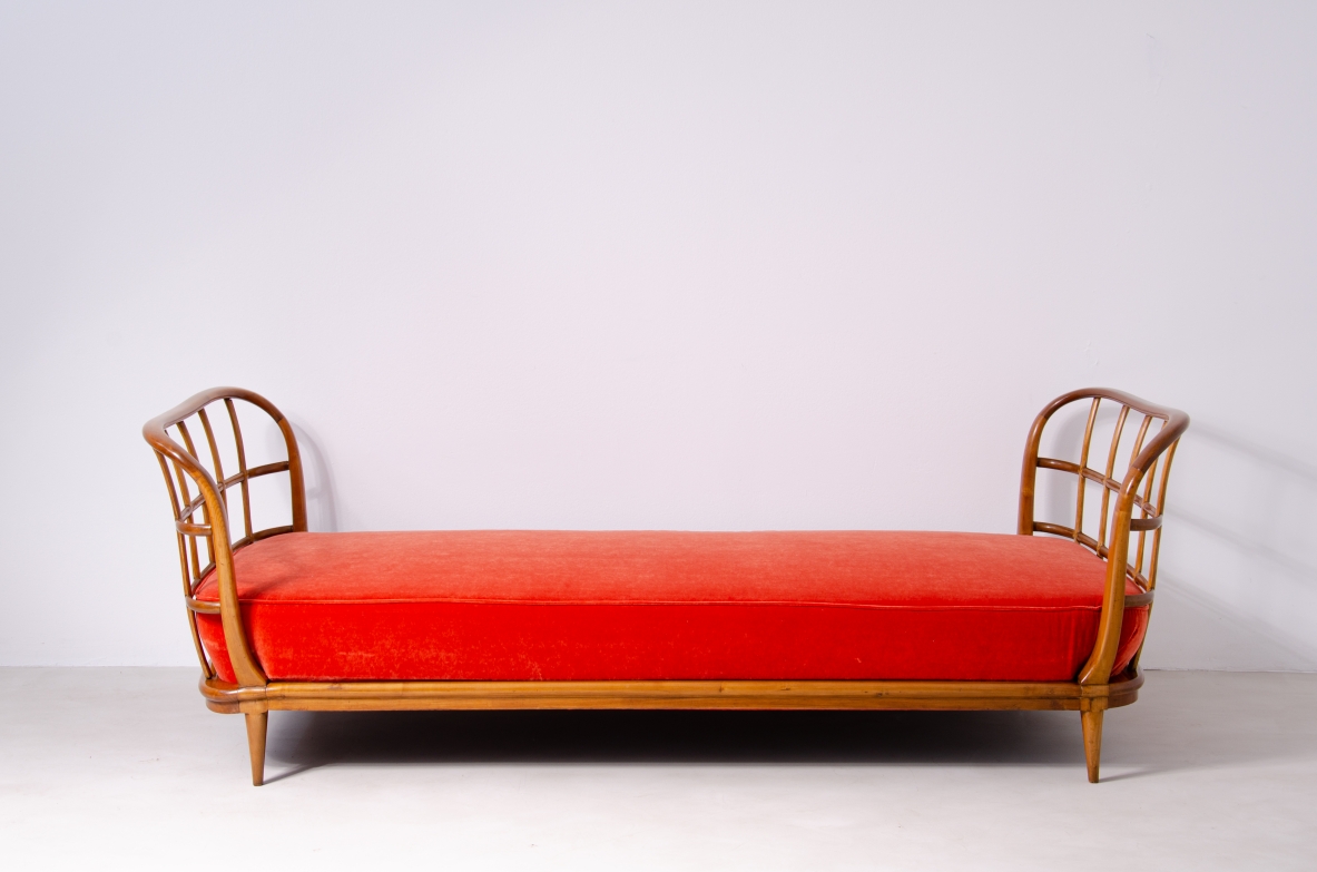 Paolo Buffa, elegante divano/letto con struttura in legno di ciliegio 1940.