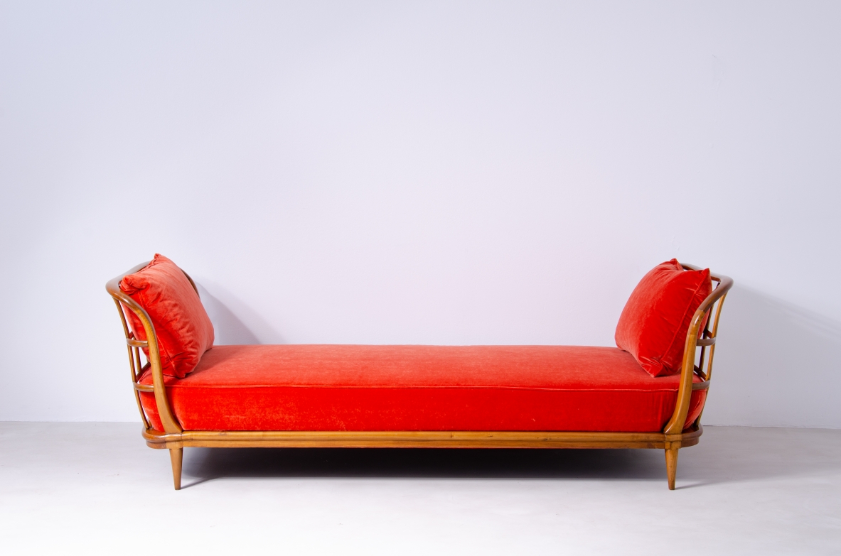 Paolo Buffa, elegante divano/letto con struttura in legno di ciliegio 1940.