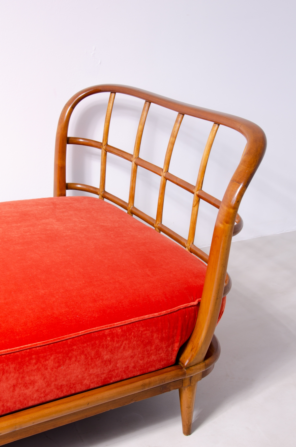 Guglielmo Ulrich, elegante divano/letto con struttura in legno di ciliegio 1940.