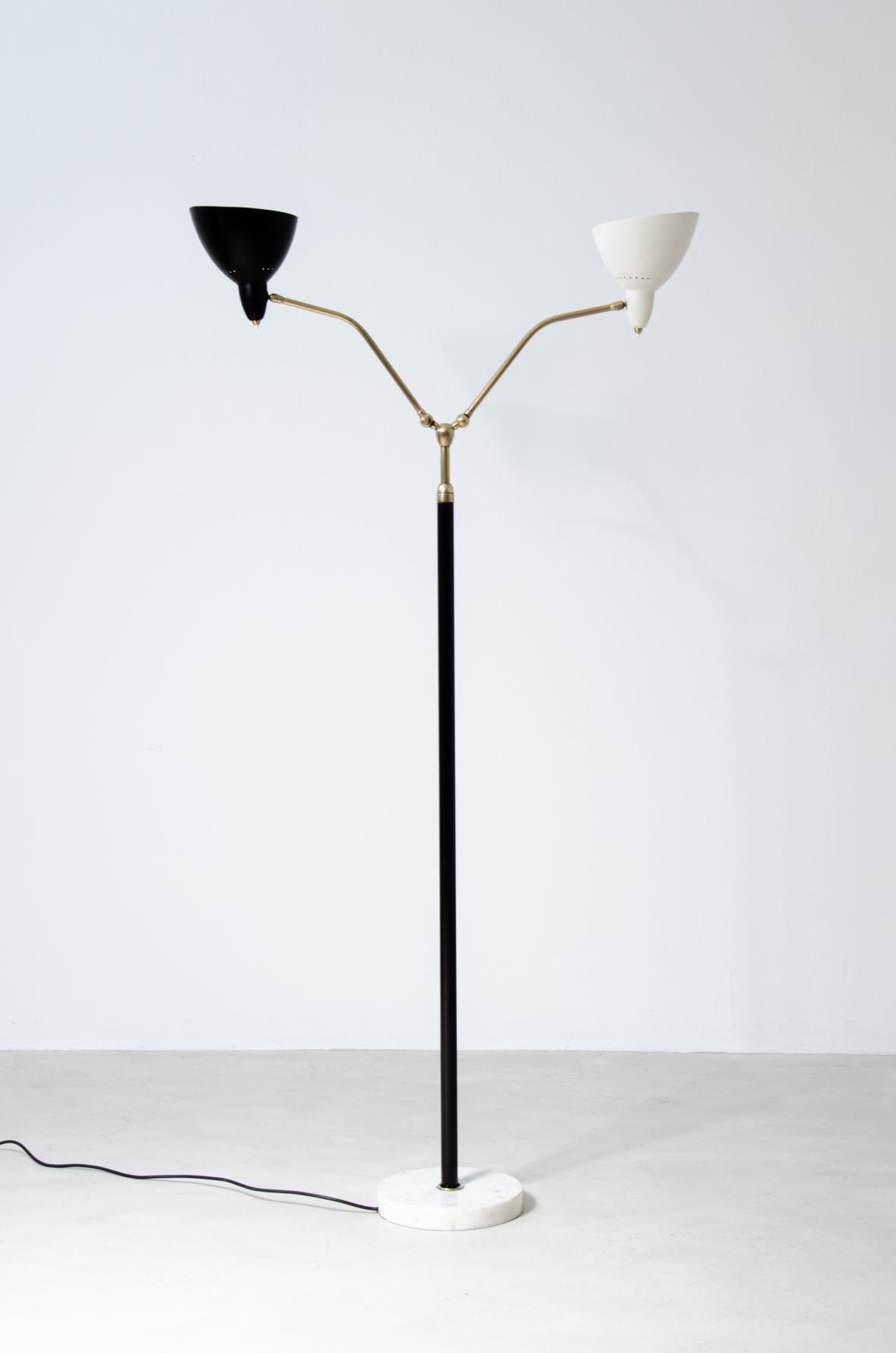 Floor lamp with marble base, brass stem and double diffuser in painted metal.  Prod. Lumen, 1950ca.