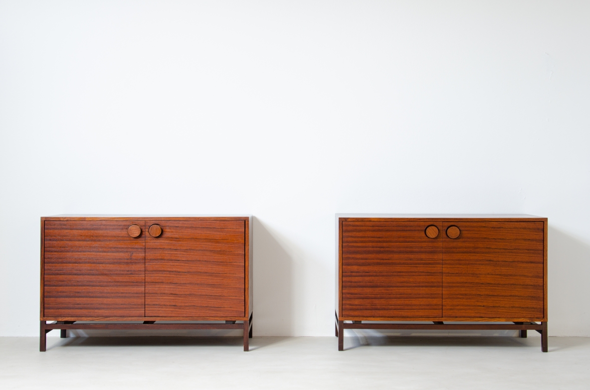 Hans Hove & Palle Petersen  Coppia di raffinati mobili contenitori in palissandro con belle maniglie in legno tornito, ripiani e cassetti all' interno.  Danimarca, 1960ca.