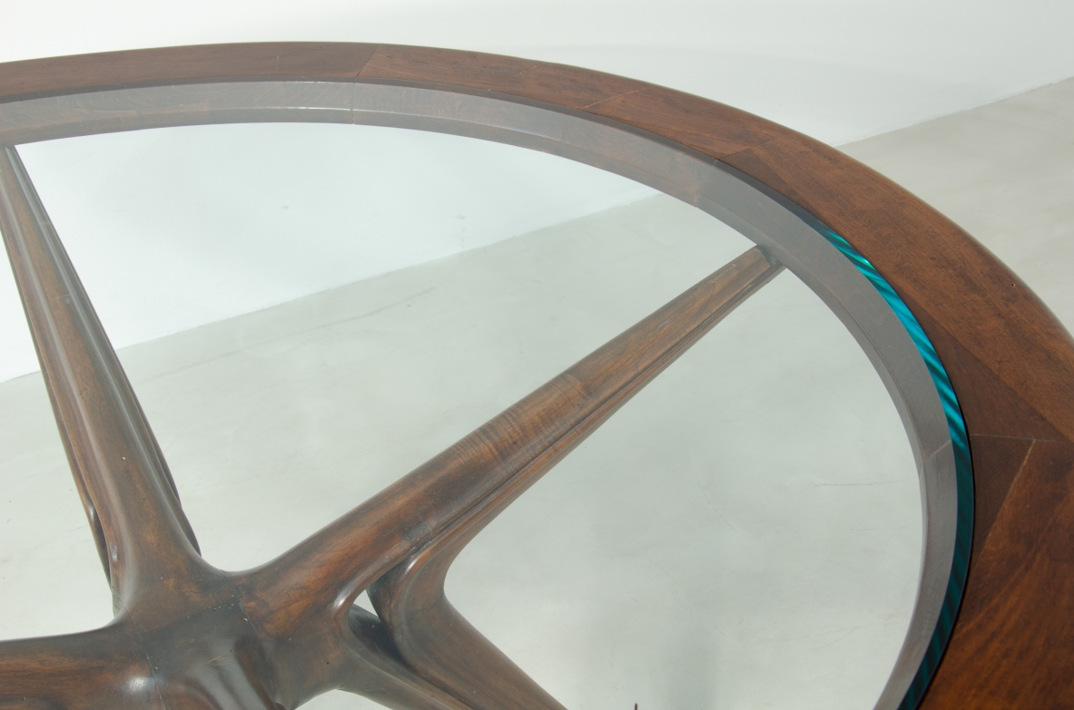 Tavolo da pranzo con struttura a forma organica e piano con fascia in legno e cristallo di grande spessore. Attr. Gianni Vigorelli, 1950ca.