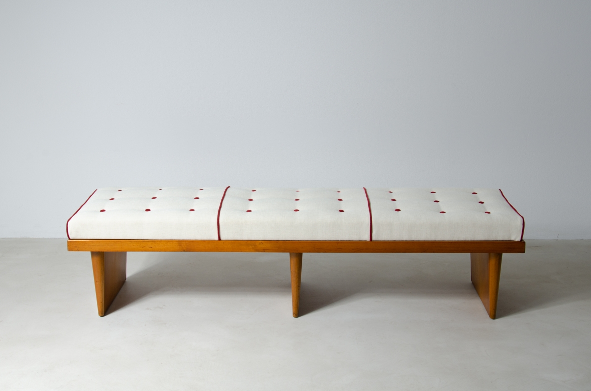Very elegant bench with wooden frame and three uprights, seat in padded fabric.  Attribution Gio Ponti, 1950ca.
