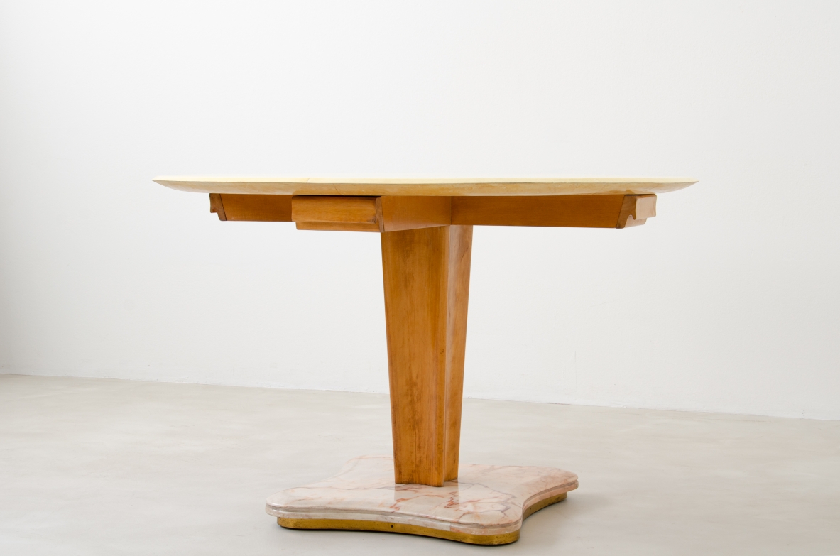Raro tavolo con piano in pergamena e base sagomata in marmo 
