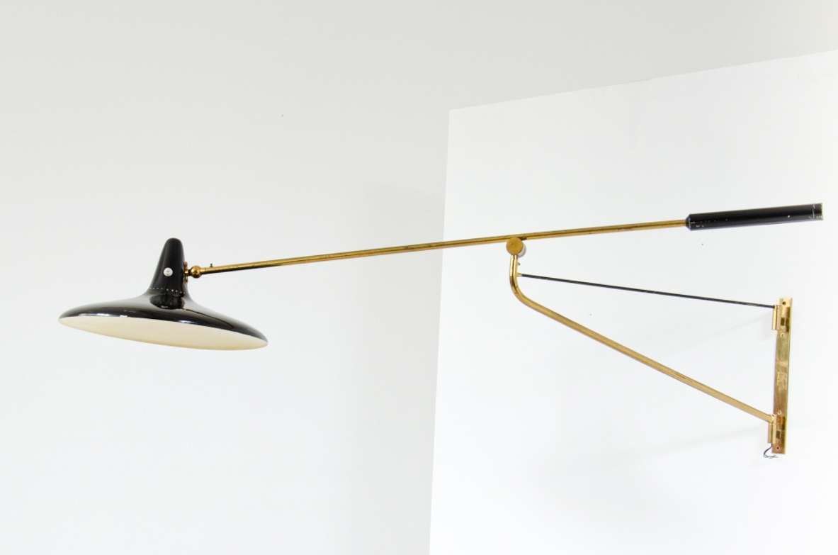 Stilnovo, rara lampada a bilancere regolabile in tutte le direzioni. Metallo laccato e ottone, 1950ca.  Marchio della manifattura.