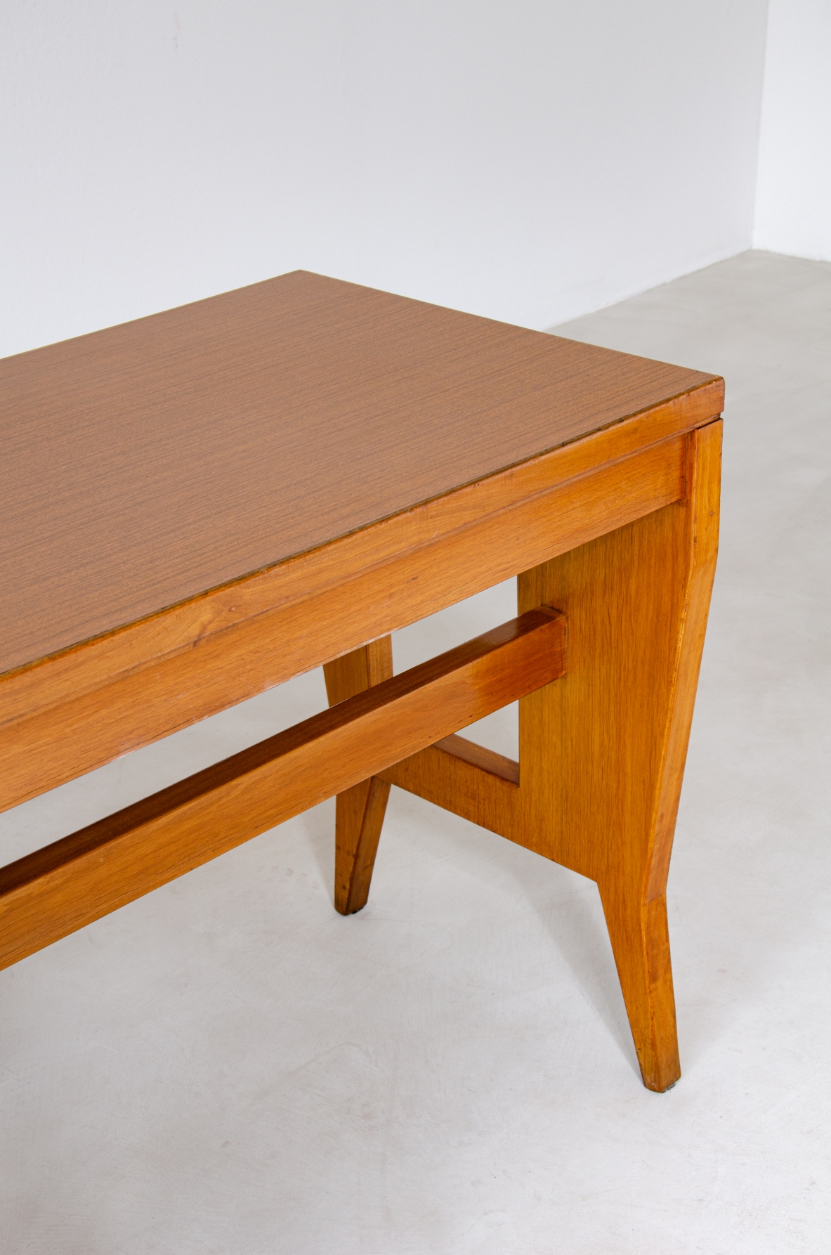 Giò Ponti, scrivania in legno e puntali in ottone, Marchio originale BNL 1950