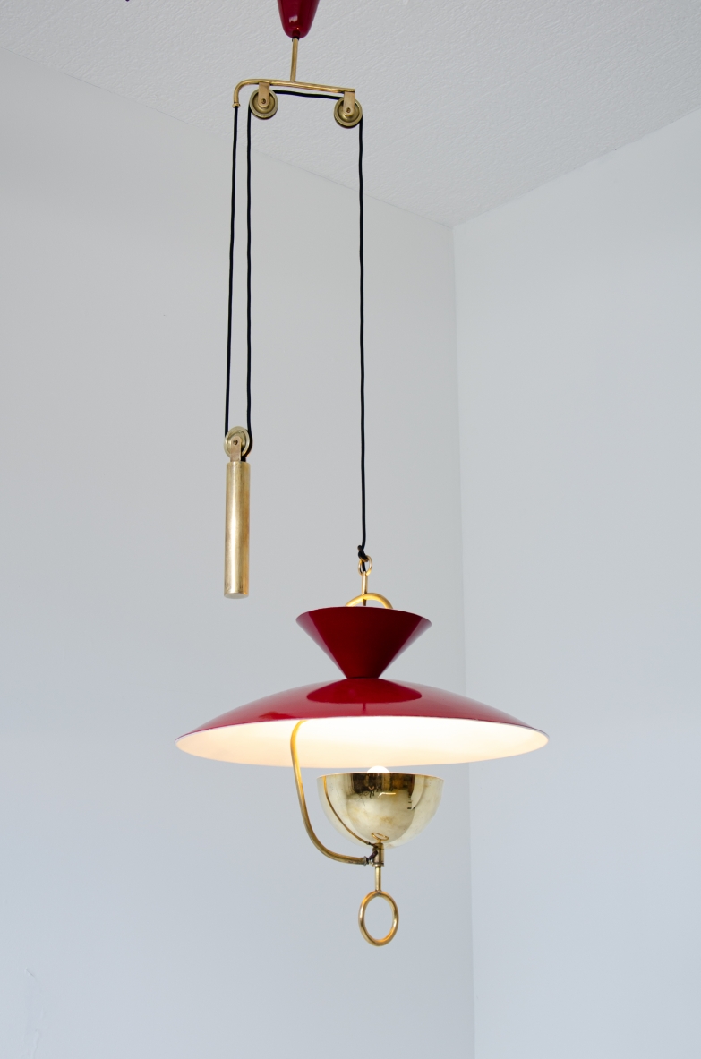 Elegante lampadario saliscendi a 6 luci in metallo laccato e ottone con contrappeso e carrucola.    Manifattura italiana, 1940ca.