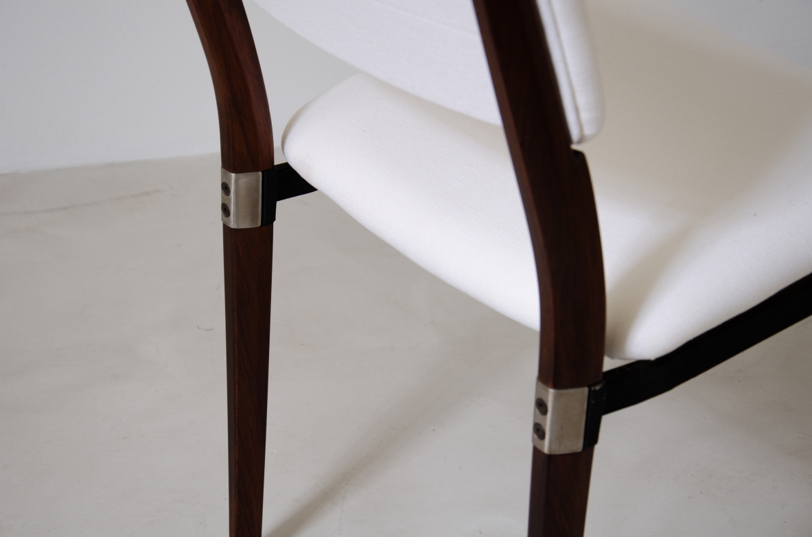Eugenio Gerli (1923-2013)  Raro set di 8 sedie con struttura in palissandro, metallo e dettagli in acciaio.   Manifattura Tecno 1960.