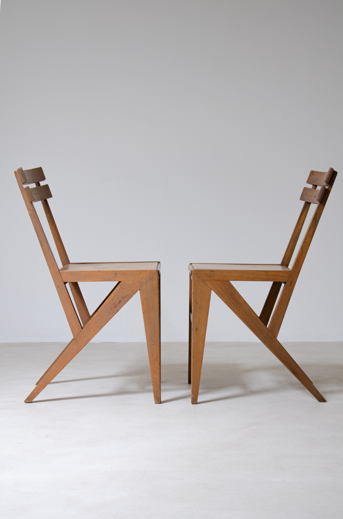 Coppia di sedie moderniste in legno.  Manifattura italiana, anni '50.