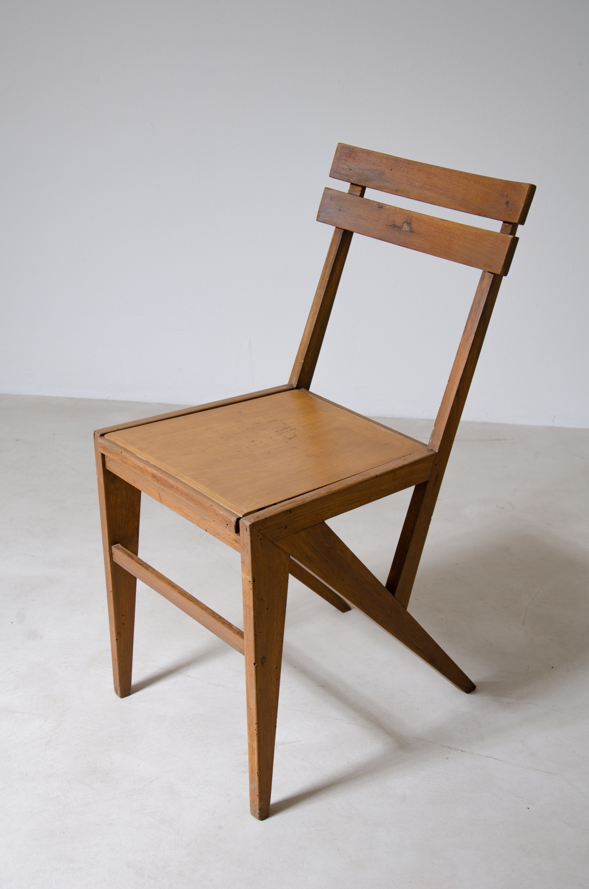 Coppia di sedie moderniste in legno.  Manifattura italiana, anni '50.