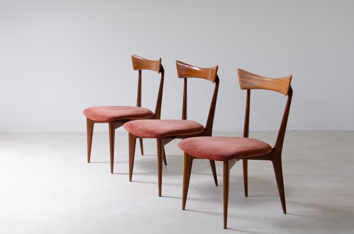 Ico Parisi (1916-1996)  8 sedie in mogano con schienale a farfalla e seduta in tessuto imbottito.  Manifattura Ariberto Colombo, Cantù, 1945. 