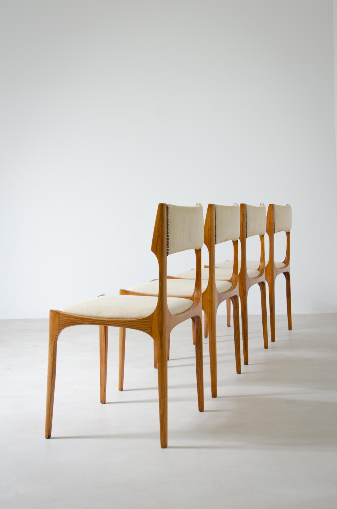 Giuseppe Gibelli  Set di 4 sedie in frassino e tessuto imbottito.  Manifattura Sormani, 1963.