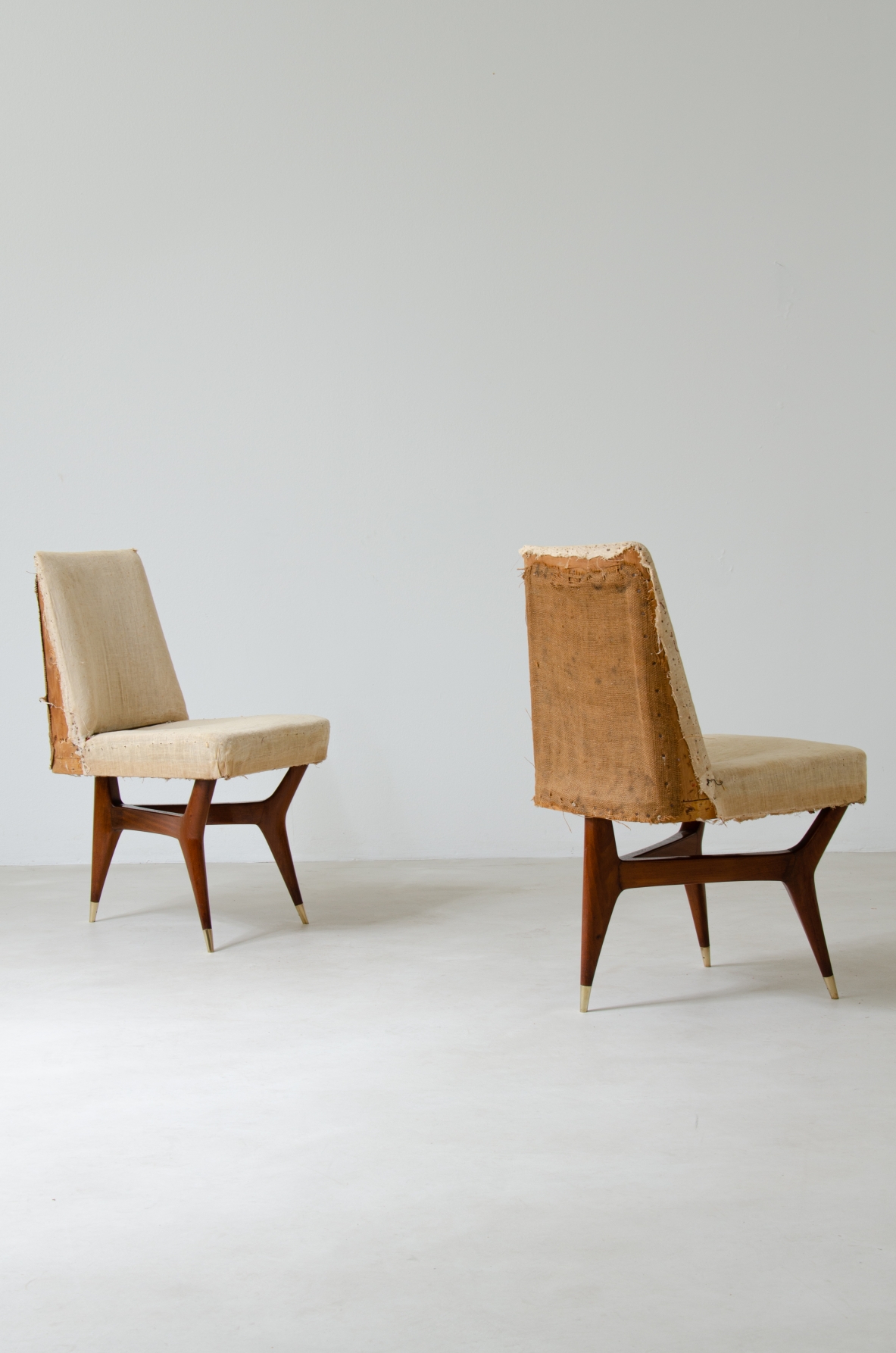 Melchiorre Bega (1898-1976)  Raro set di sei sedie in legno con puntali in ottone e rivestimento in tessuto.  Italia, 1956