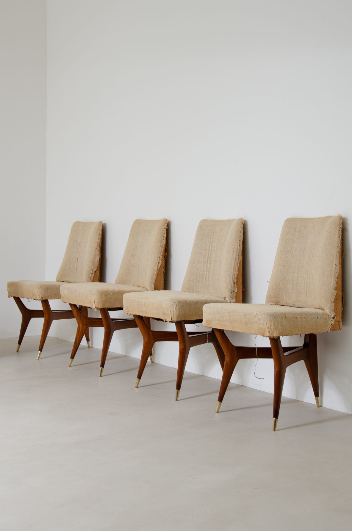 Melchiorre Bega (1898-1976)  Raro set di sei sedie in legno con puntali in ottone e rivestimento in tessuto.  Italia, 1956