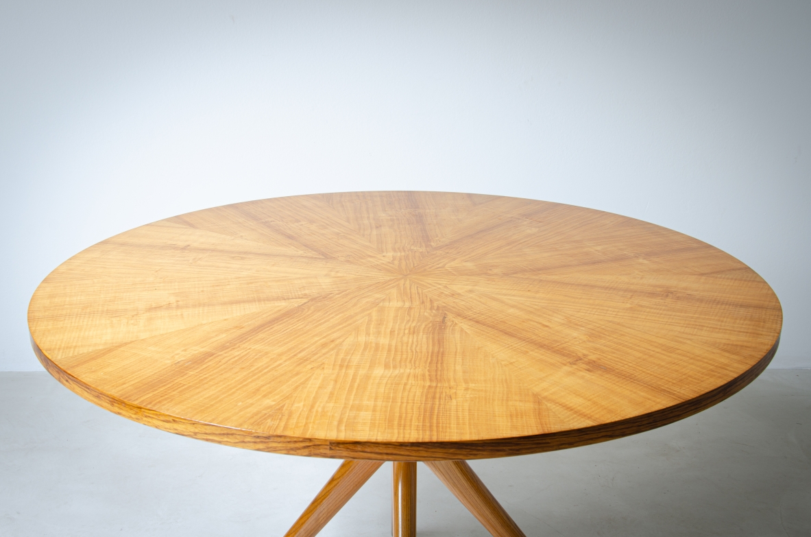 Tavolo con base in legno biondo e piano in ulivo.  Manifattura italiana 1950ca.