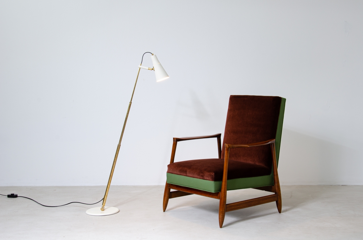 Floor lamp with brass telescope stem that can be oriented in all directions. Cone e, lacquered metal base.  In the style of a model designed by Giuseppe Ostuni for Oluce, 1950's