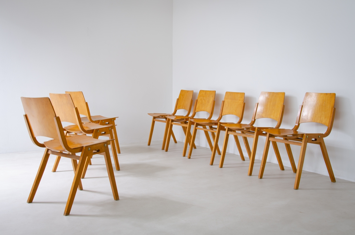Roland Rainer (1910-2004)  Set di 8 sedie impilabili modello P7 in multistrato curvato.  Manifattura Emil & Alfred Pollak, Vienna, 1952.